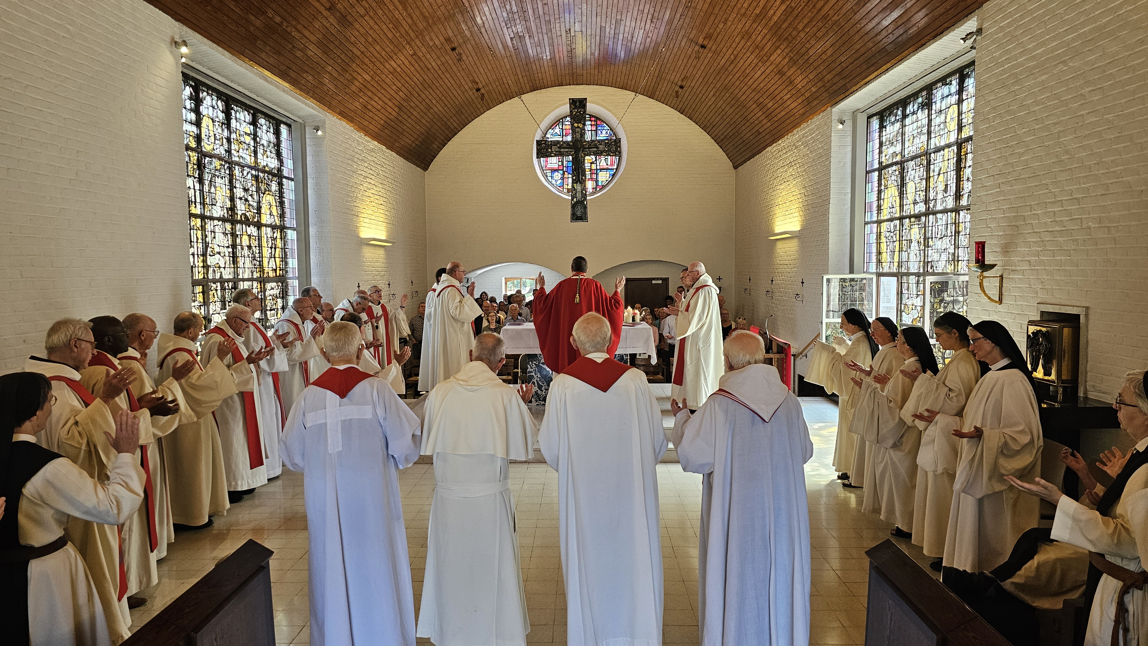 Prêtres et sœurs en prière lors de la messe d’action de grâce, dans la chapelle de Brialmont