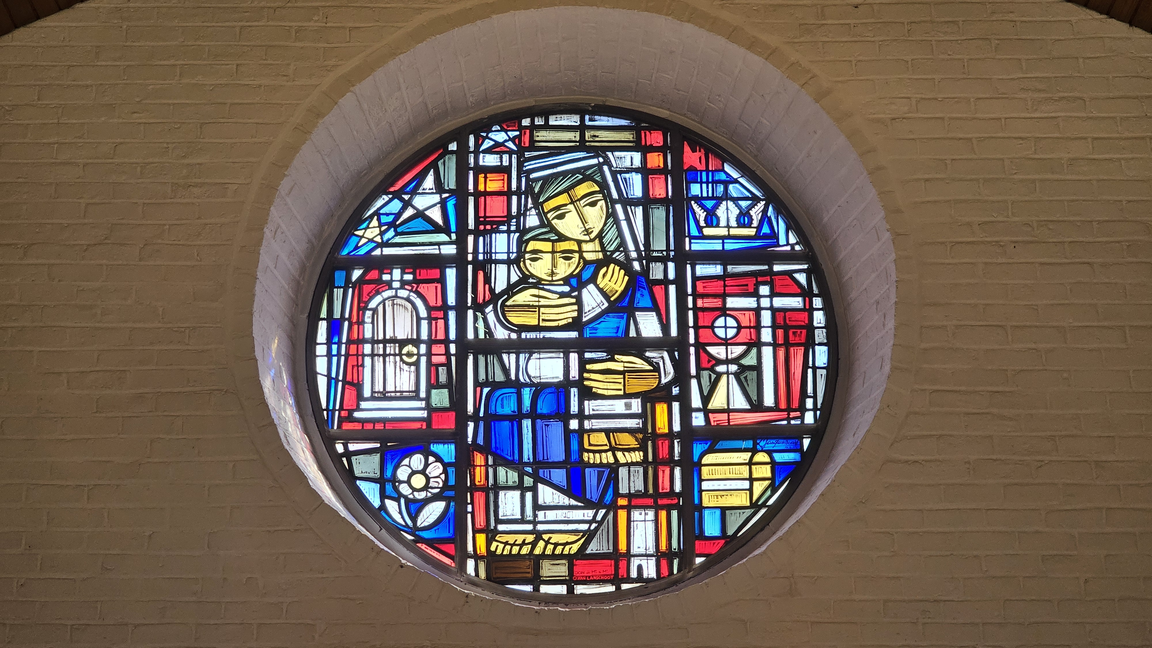 Le vitrail de la Vierge à l’Enfant, dans la chapelle de l’abbaye de Brialmont