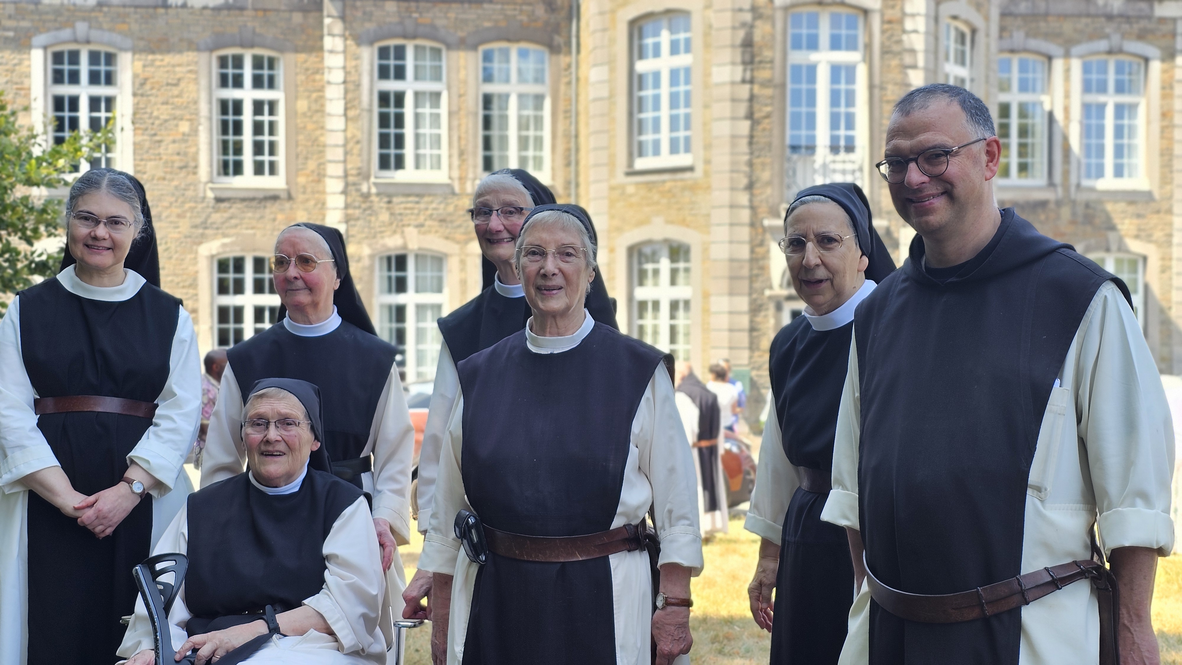 Les six dernières sœurs de l’abbaye Notre-Dame de Brialmont aux côtés de dom Xavier Frisque