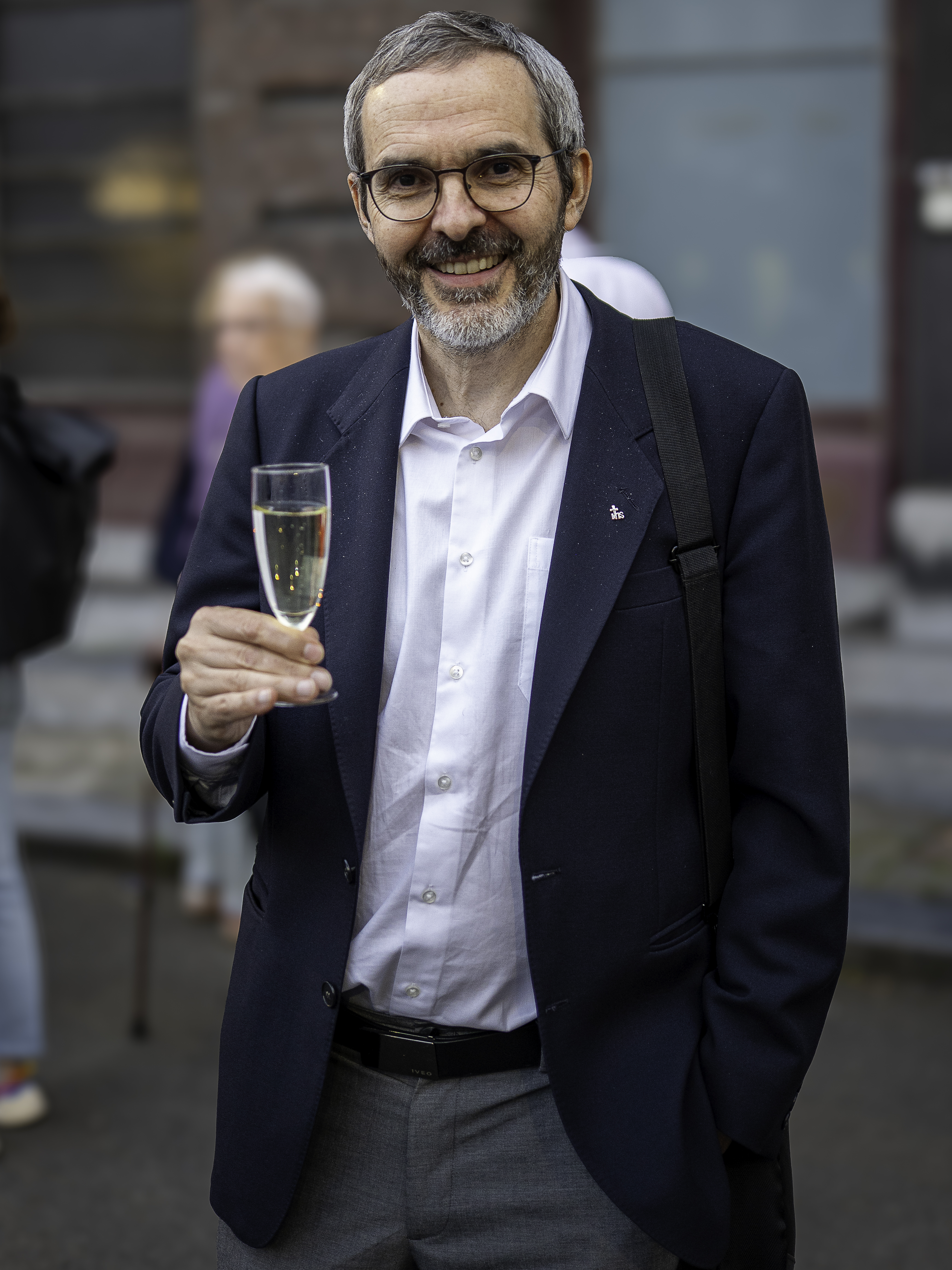 Le père Thierry Dobbelstein porte un toast à 456 ans de présence jésuite à Liège