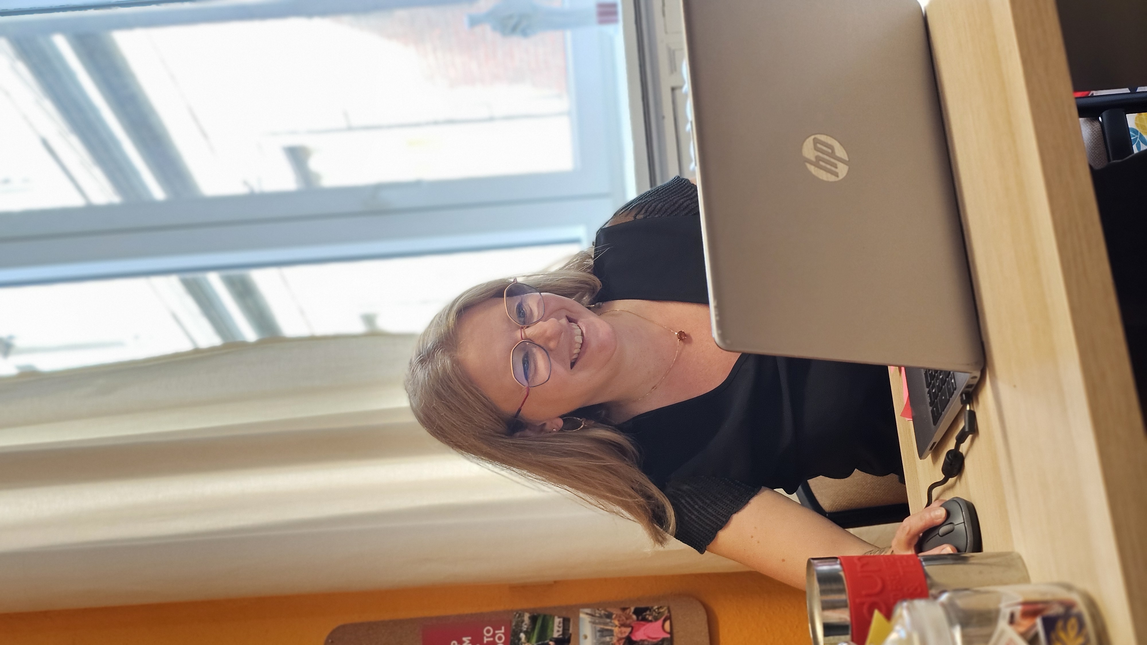 Françoise Bourdoux, souriante, à son bureau