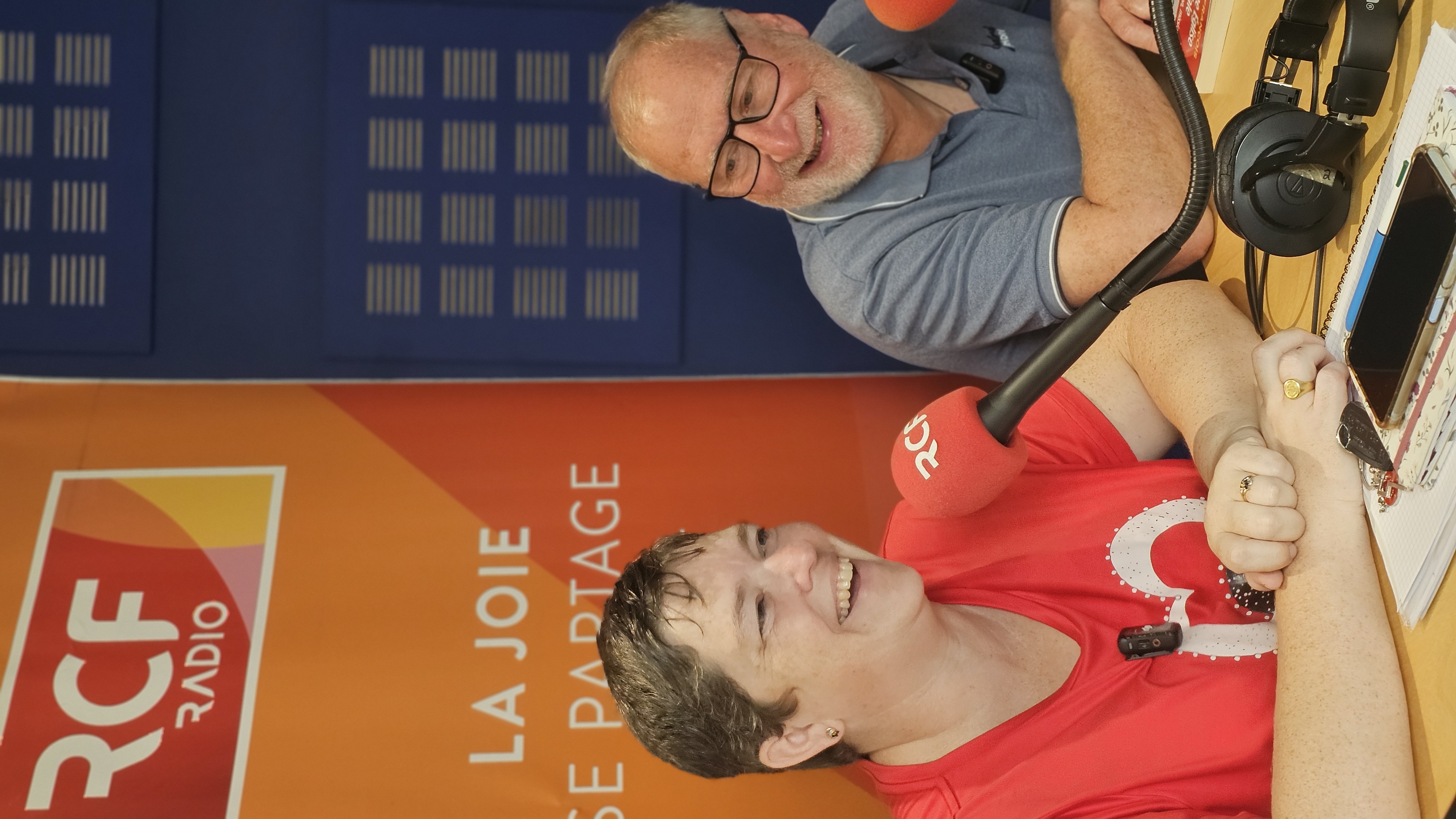 Marie-Annick Danze et Michel Uyttendaele, souriants, au micro dans le studio de RCF Liège