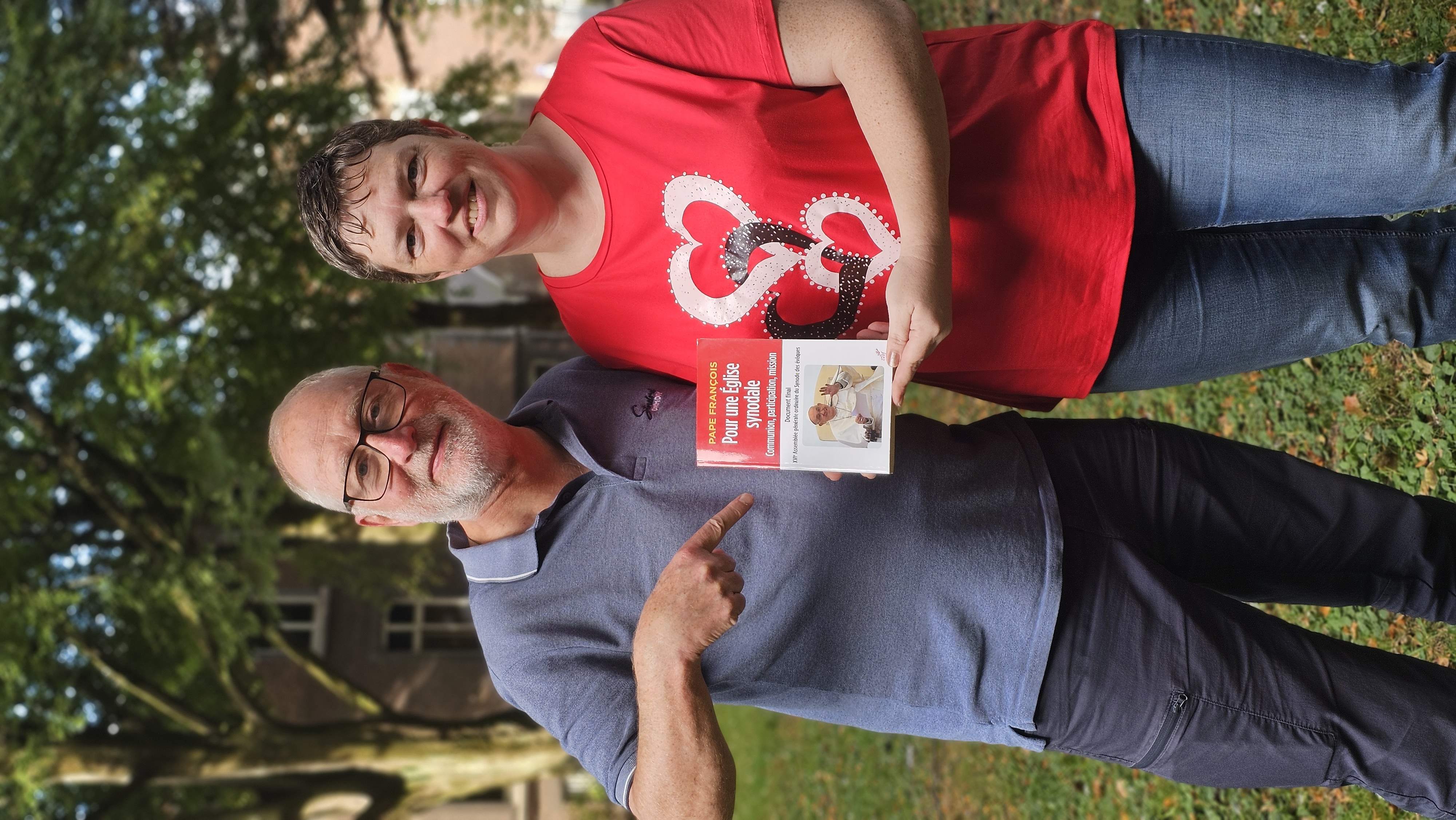 Michel Uyttendaele et Marie-Annick Danze, souriants, présentent le document final du synode, Pour une Église synodale