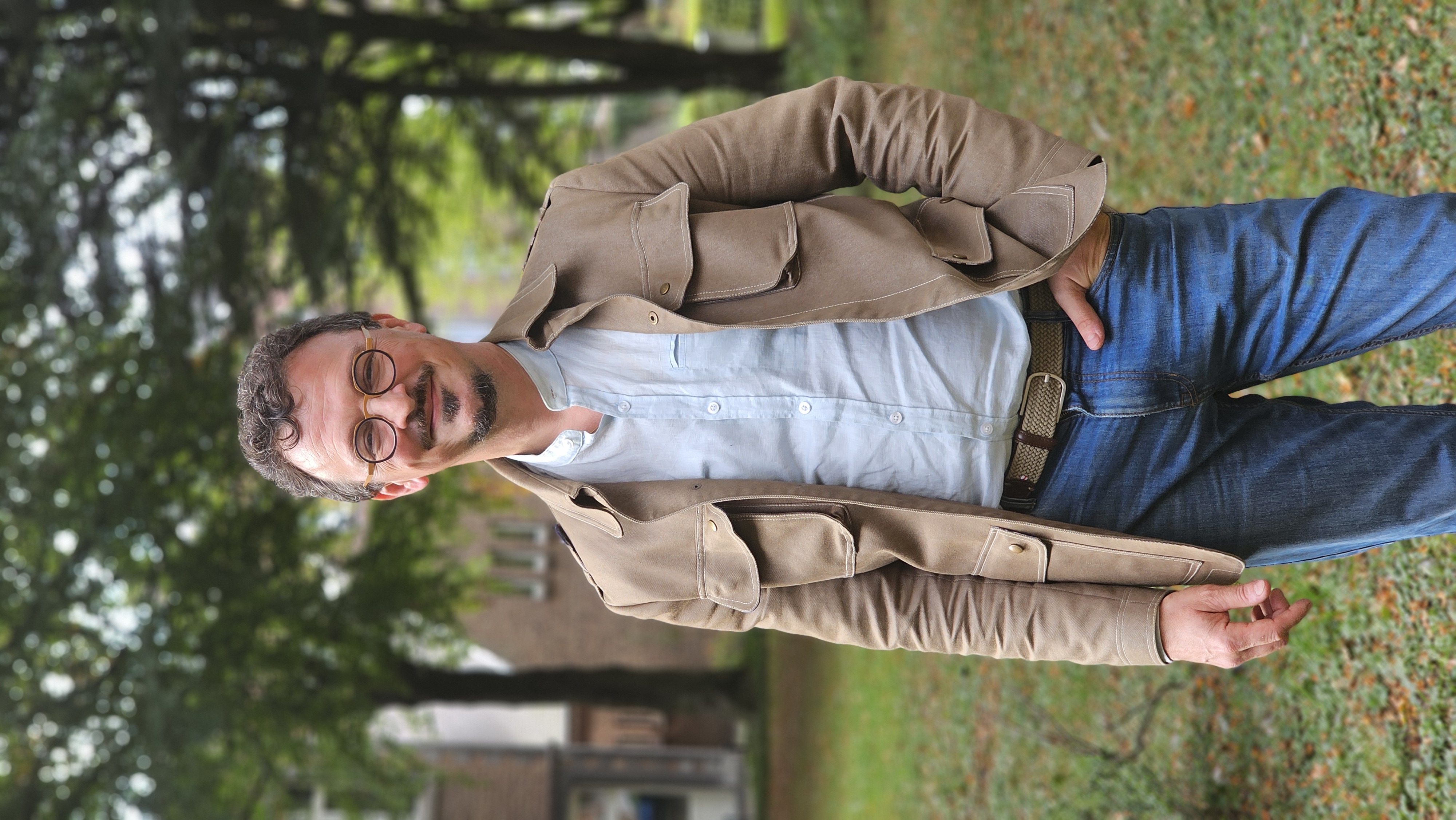 Portrait de Frédéric Lefort, souriant, dans un jardin