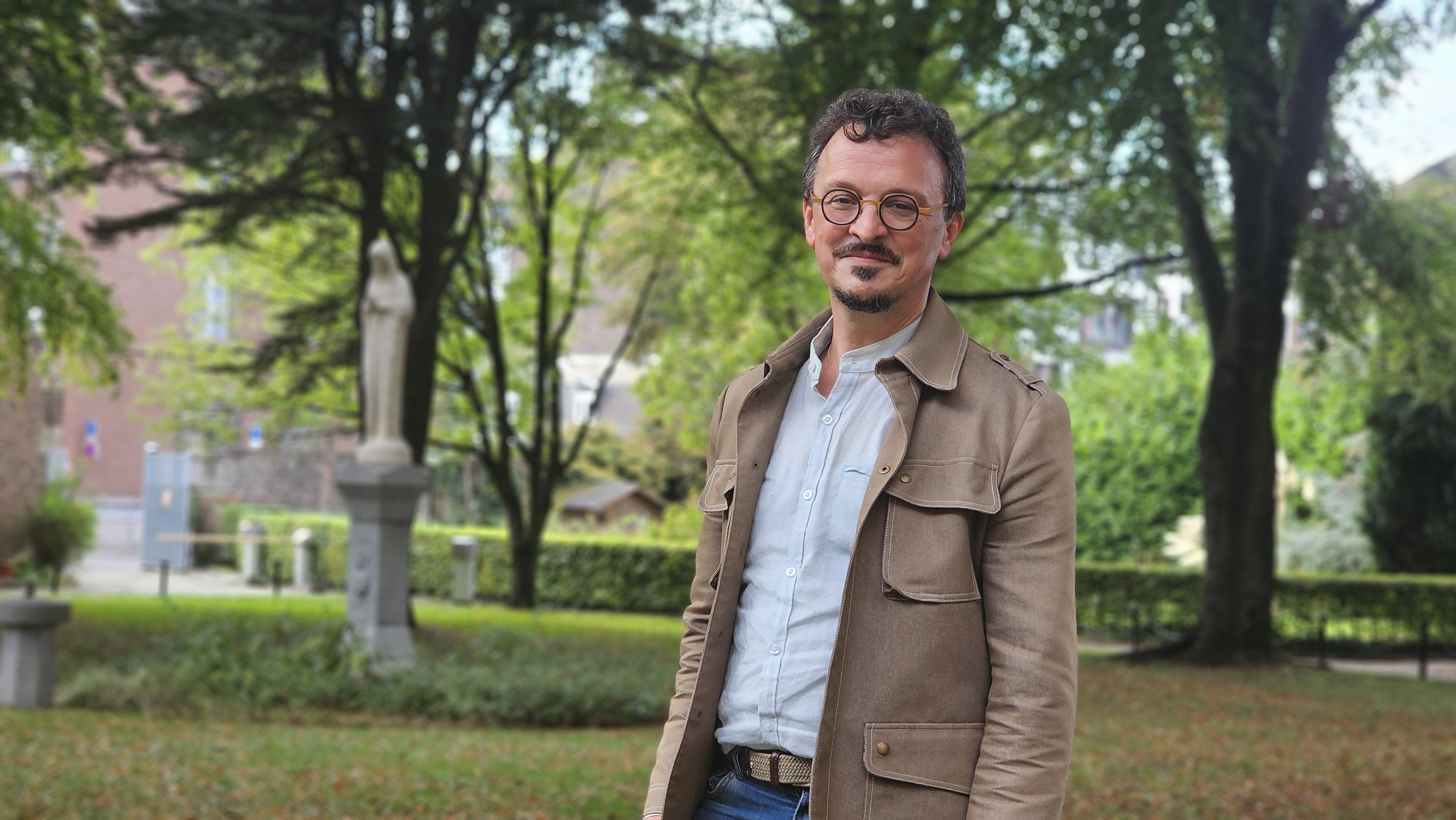 Frédéric Lefort, souriant, dans un jardin arboré