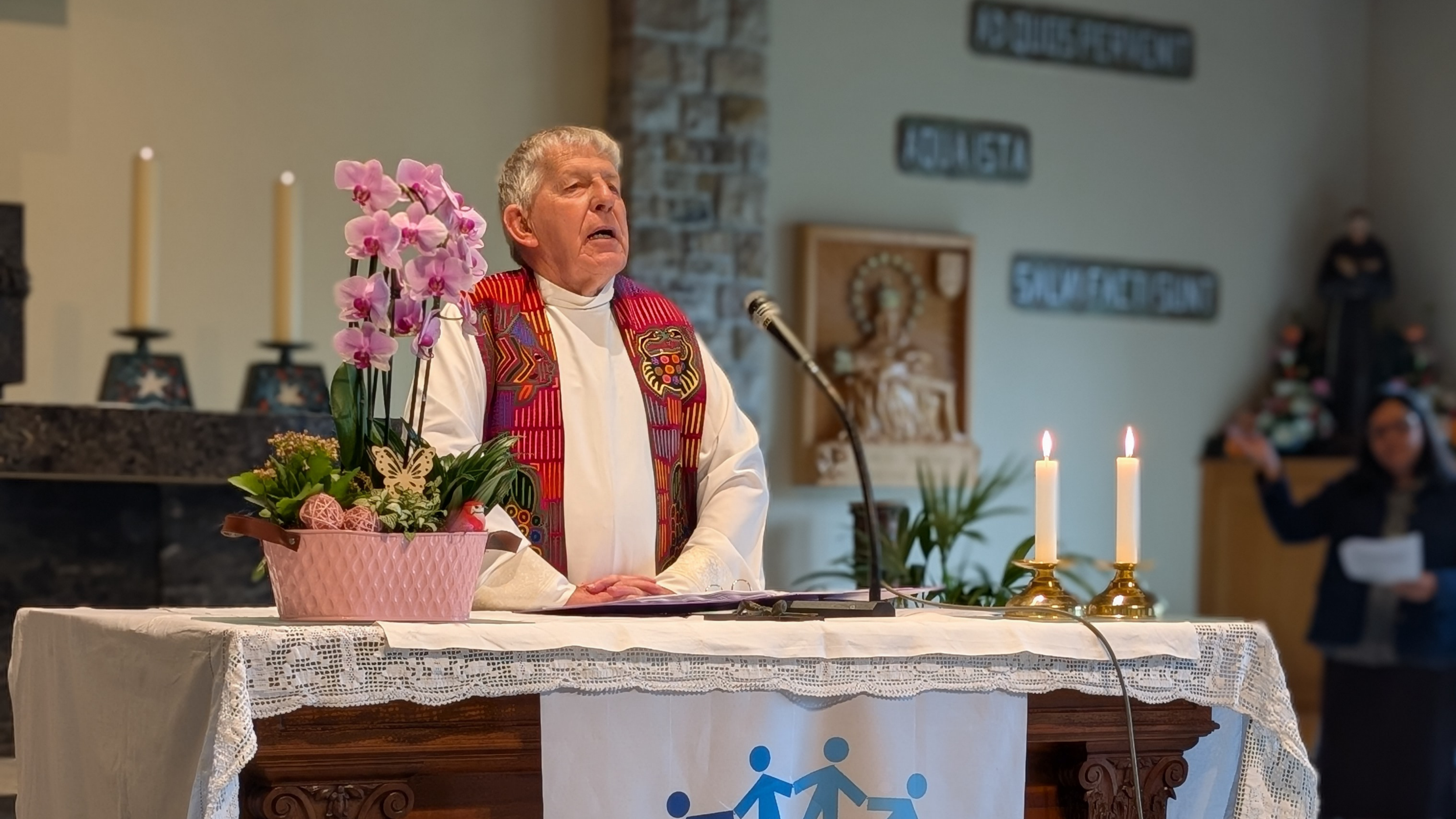 Le père Zeca célébrant la messe en l'honneur des martyrs d'Amérique latine