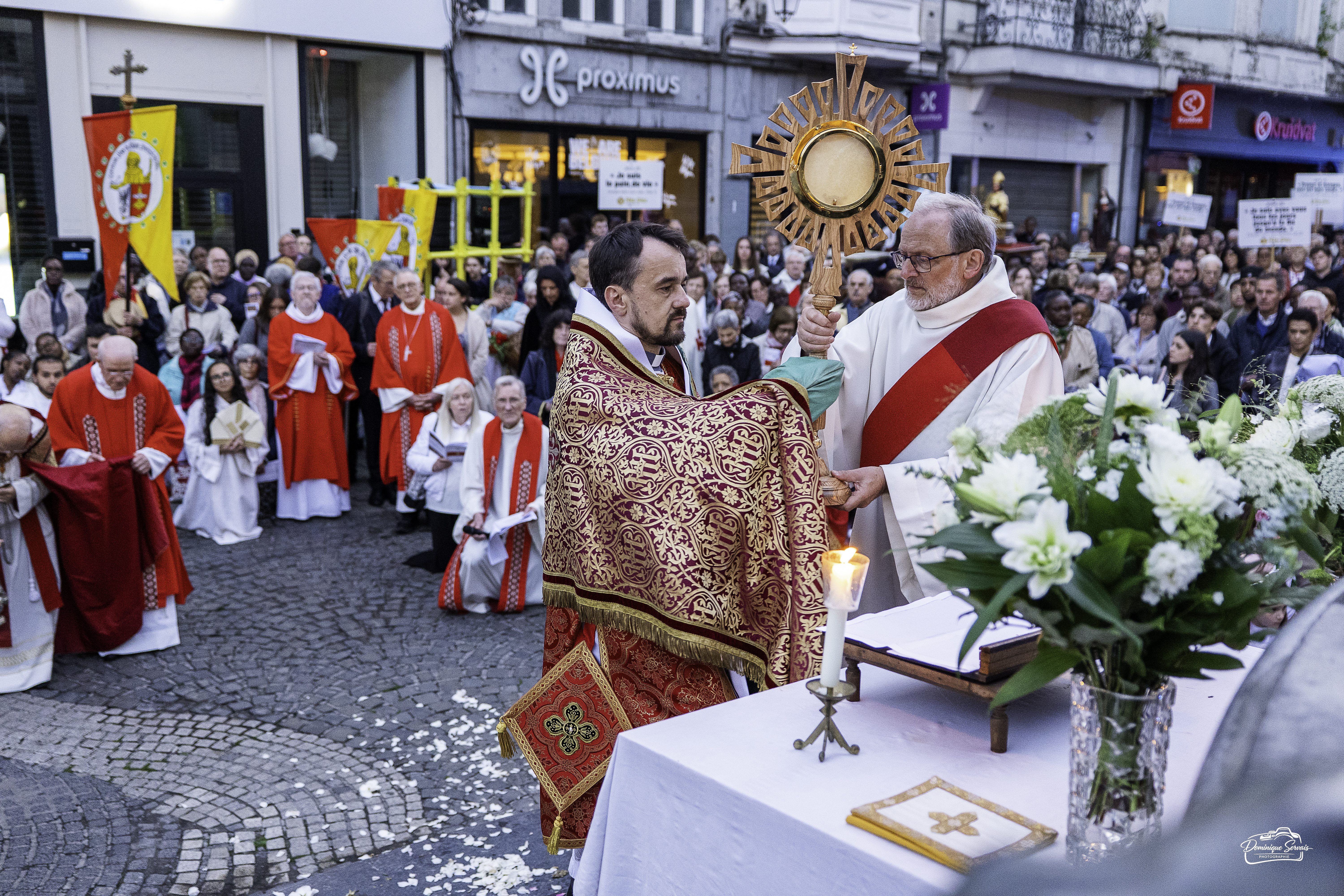 Mgr Ihor Rantsya porte l'ostensoir devant la place de la Cathédrale