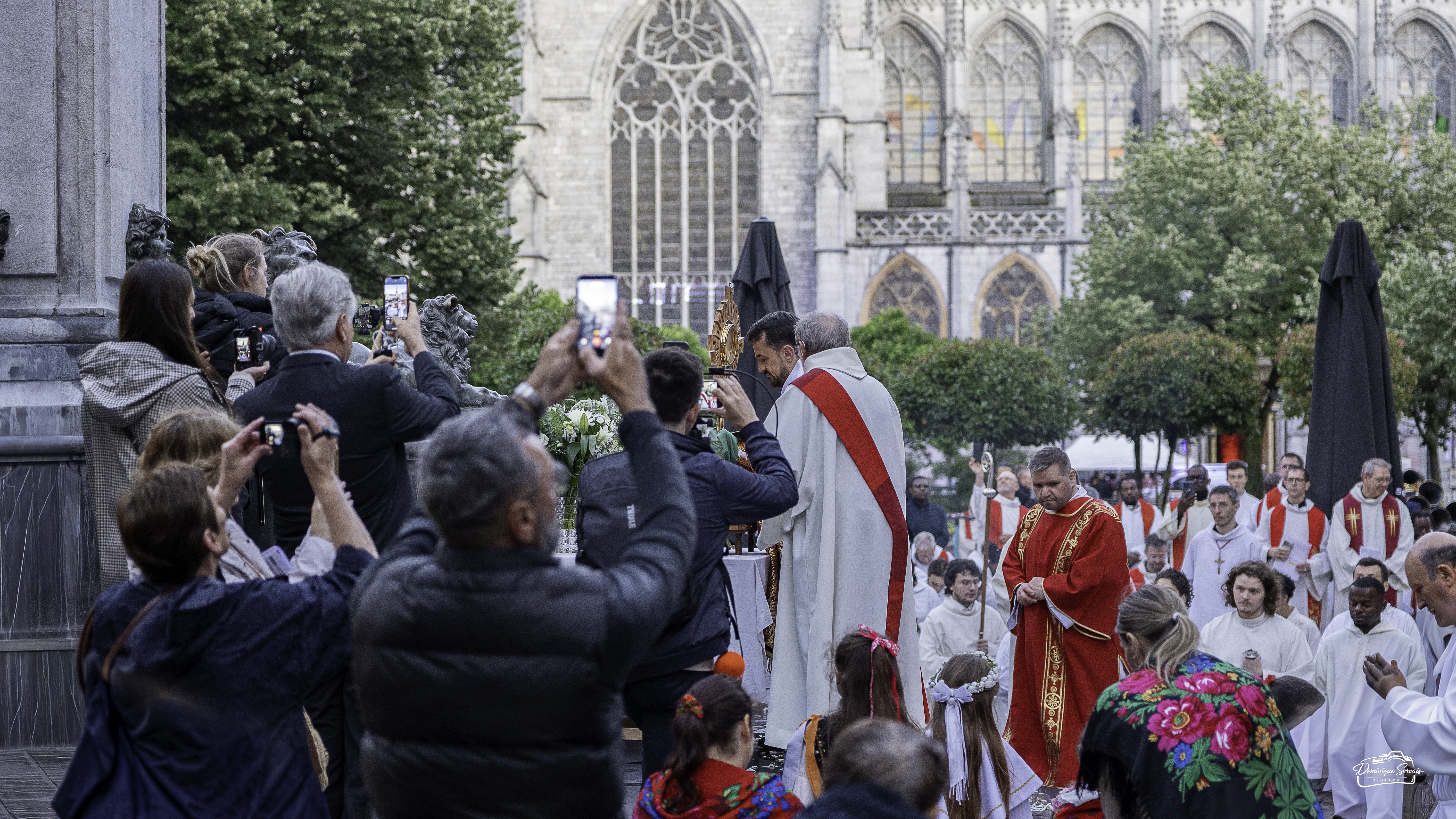 Photographes et journalistes autour du Saint-Sacrement devant la cathédrale Saint-Paul