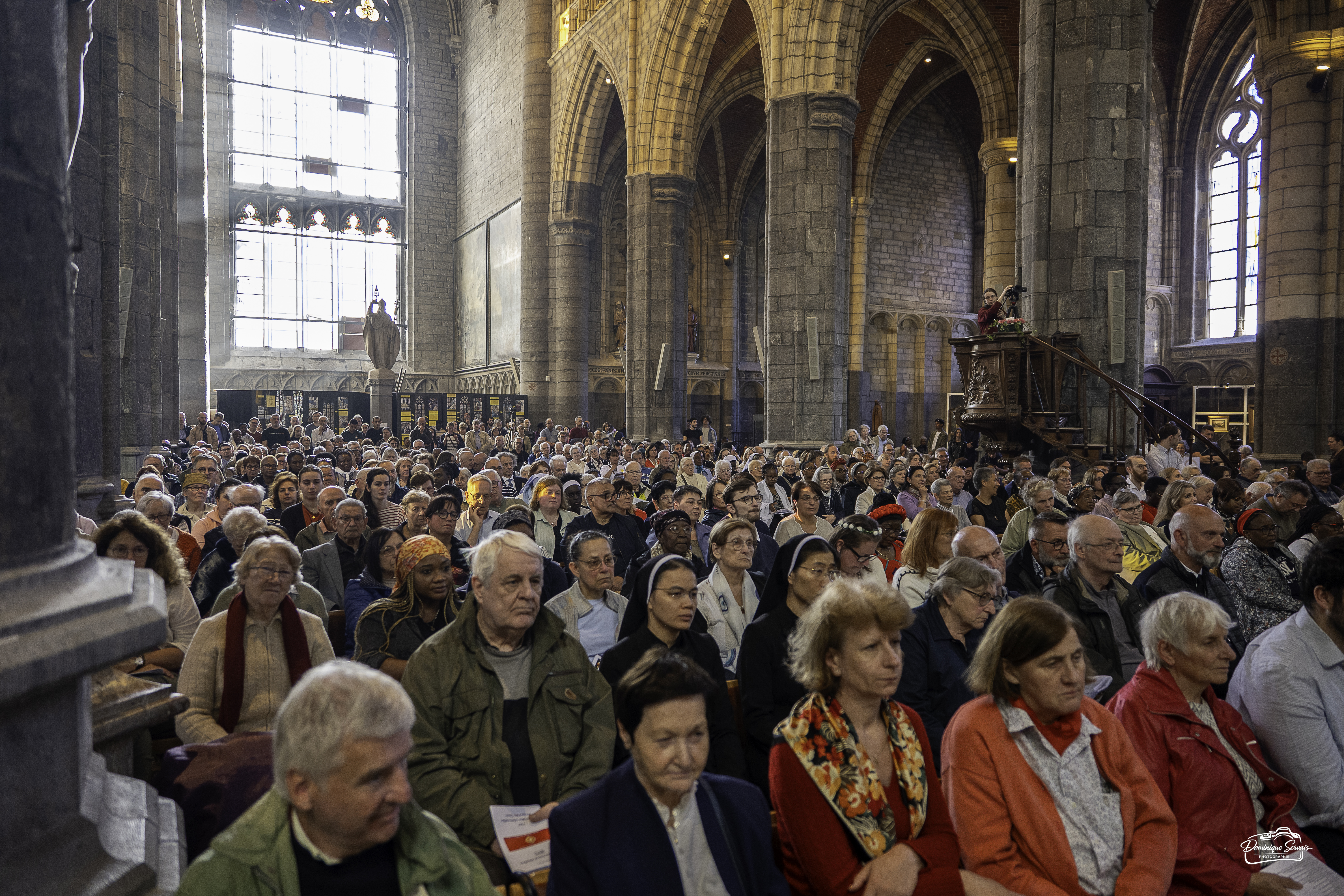L'assemblée des fidèles réunie à la basilique Saint-Martin