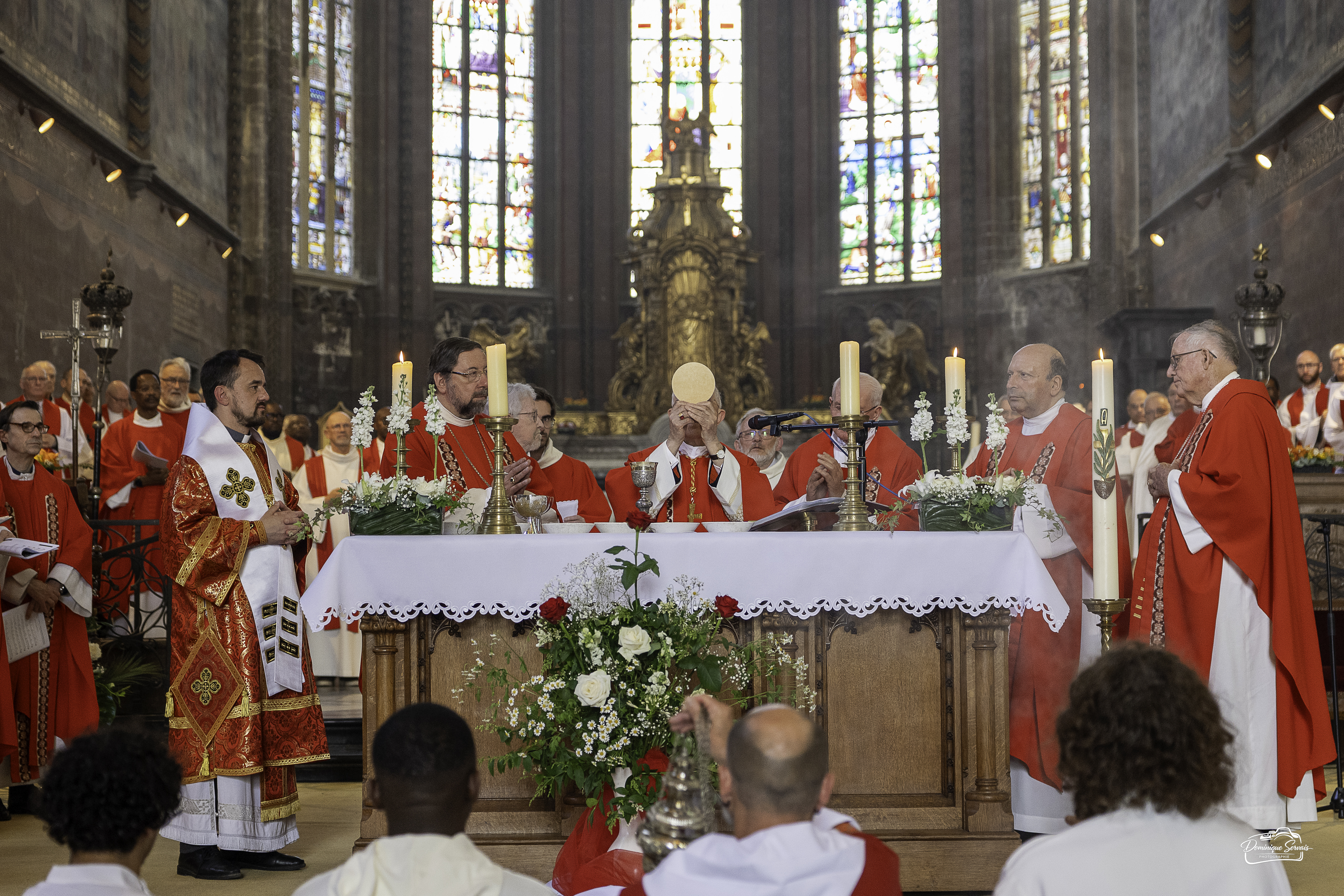 L'élévation lors de la consécration au cœur de la messe solennelle