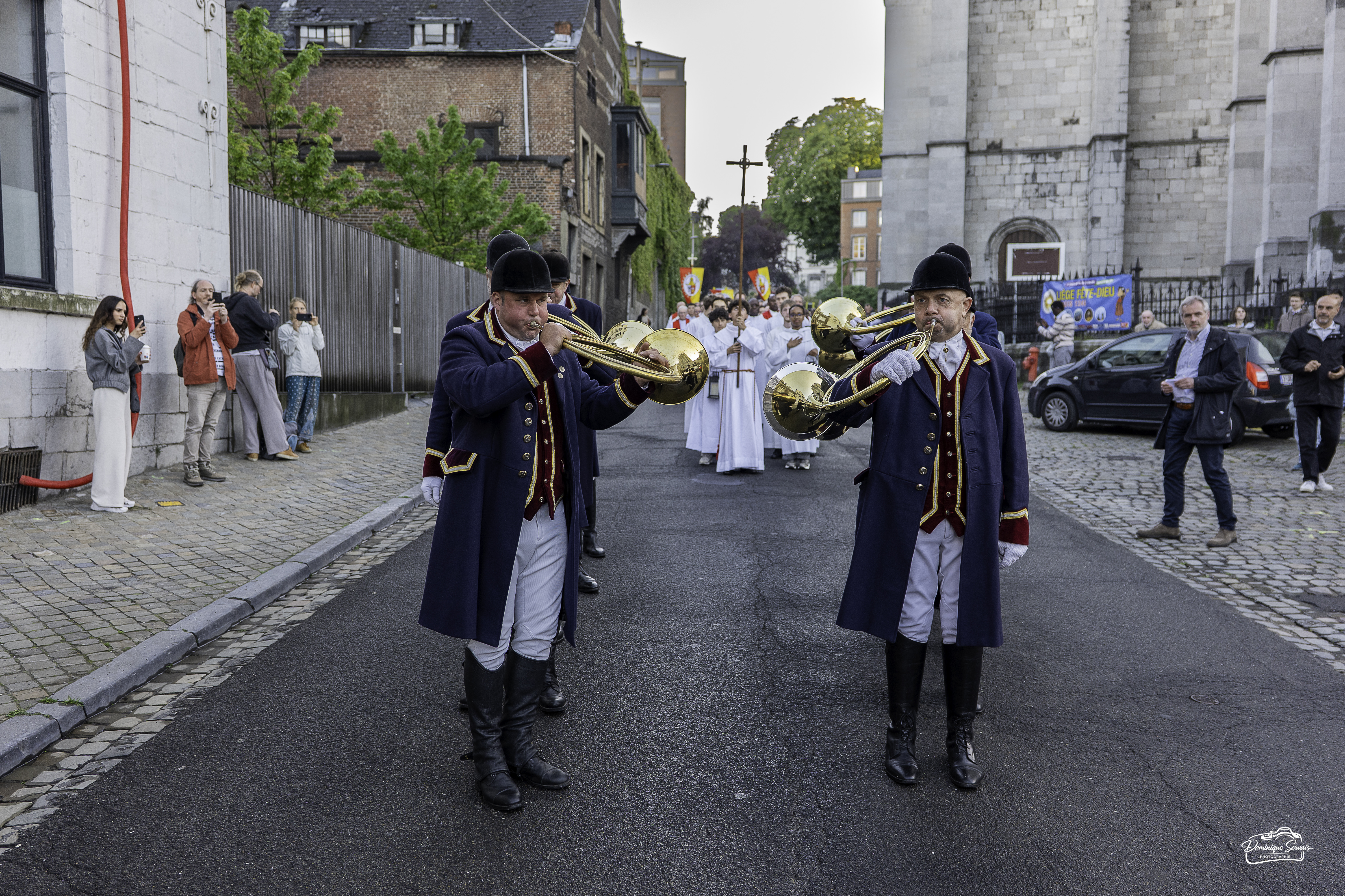 Les sonneurs du Bien-Aller ouvrent la procession au son des cors de chasse