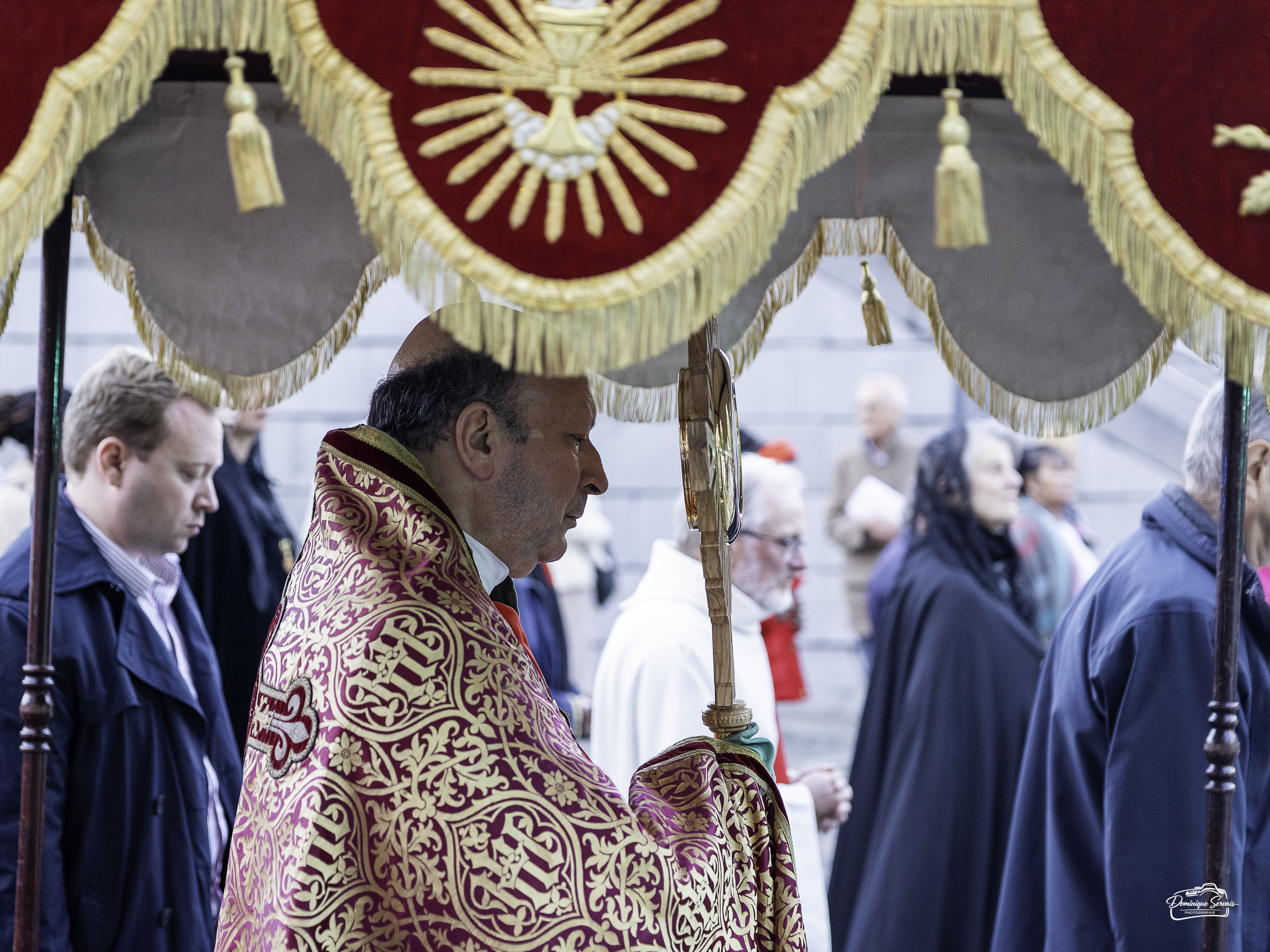 Le nonce apostolique porte le Saint-Sacrement sous le dais lors de la procession de la Fête-Dieu