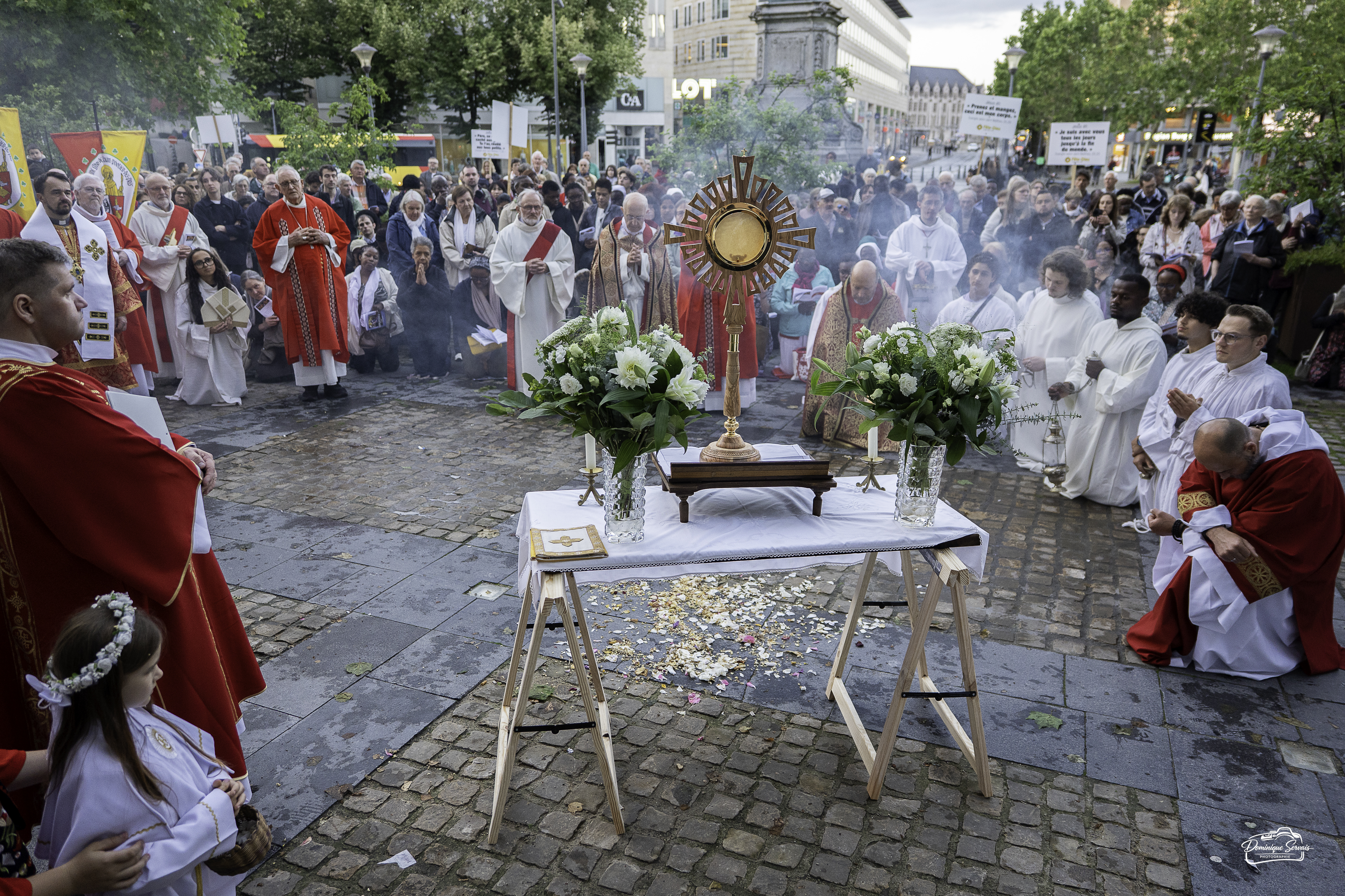 Le Saint-Sacrement porté dans l'ostensoir devant l'Opéra royal de Wallonie