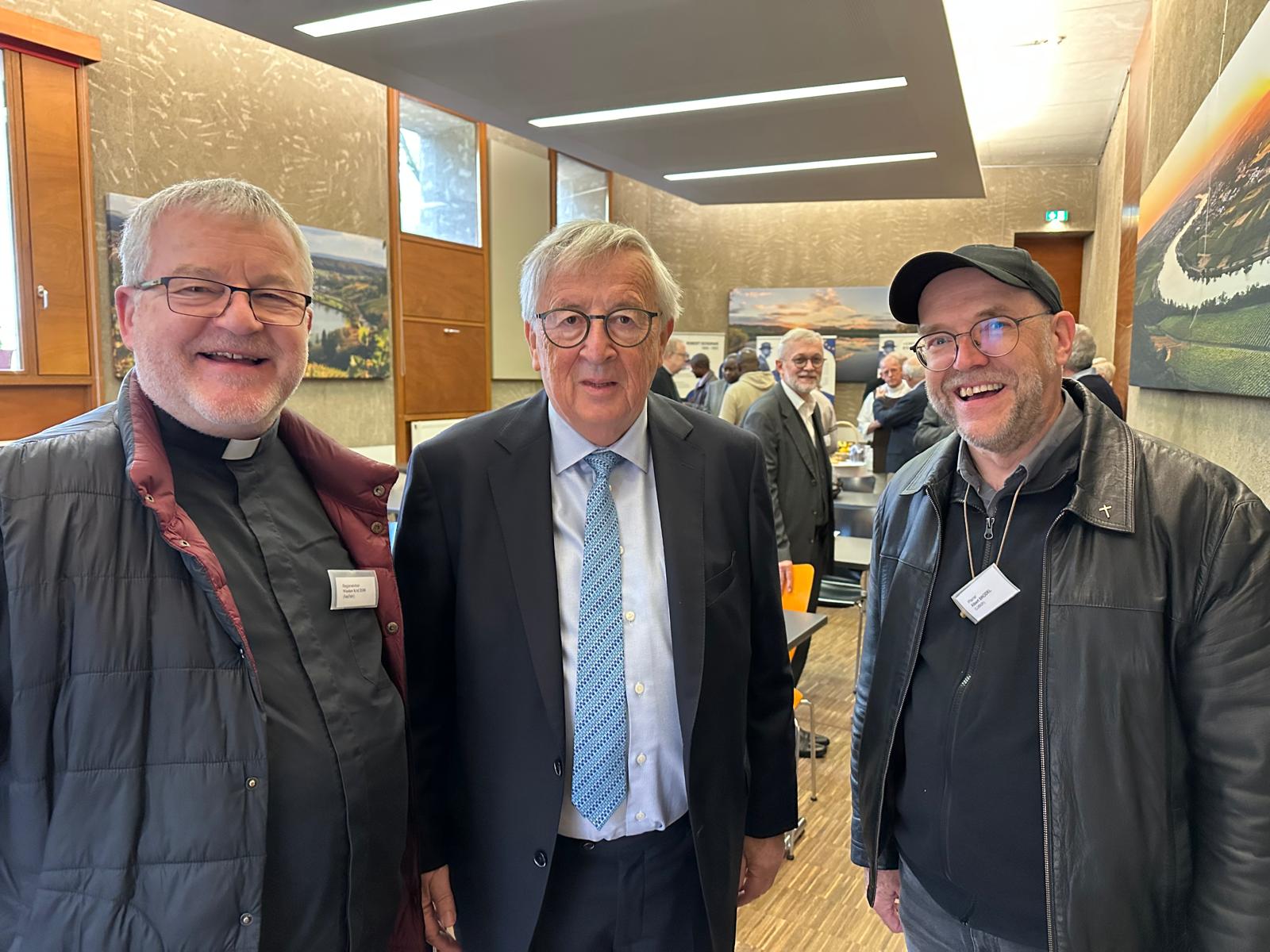 L’abbé Wieslaw Kaczor (à gauche), Jean-Claude Juncker (au centre), l’abbé Albert Brodel (à droite), président de l’I.P.T. Europax