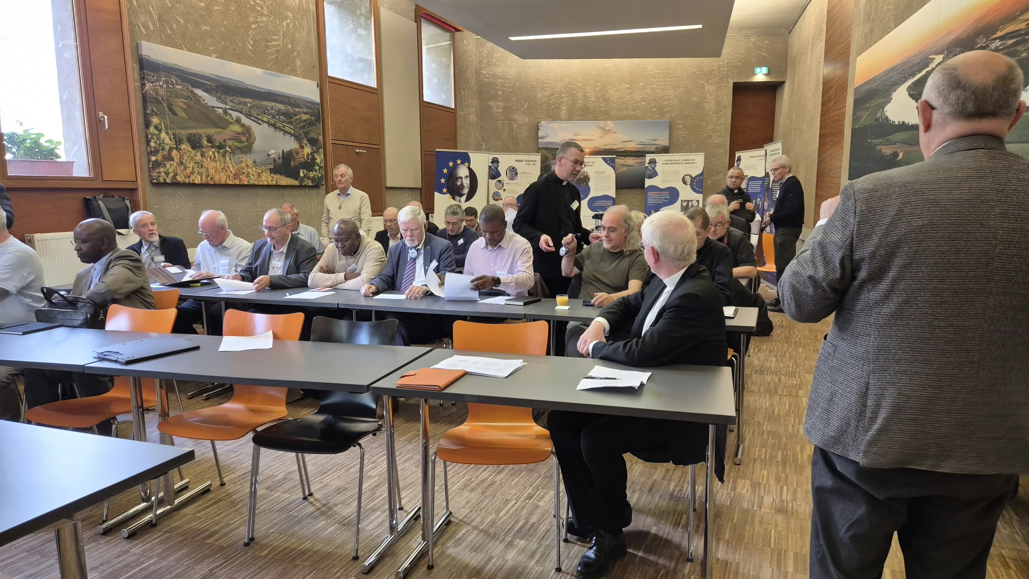 Les prêtres à l’écoute lors de la conférence de Jean-Claude Juncker