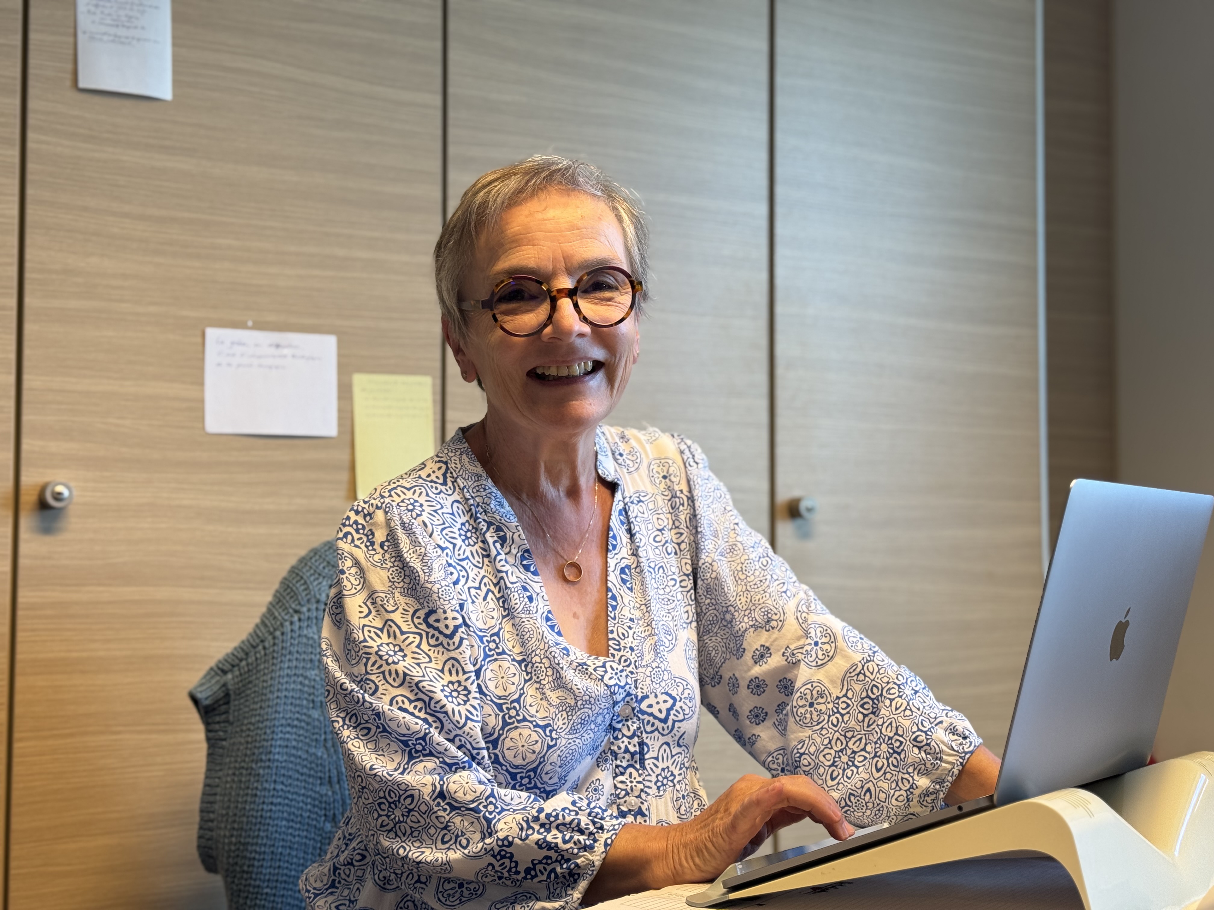 Portrait d'Anne Van Linthout à son bureau