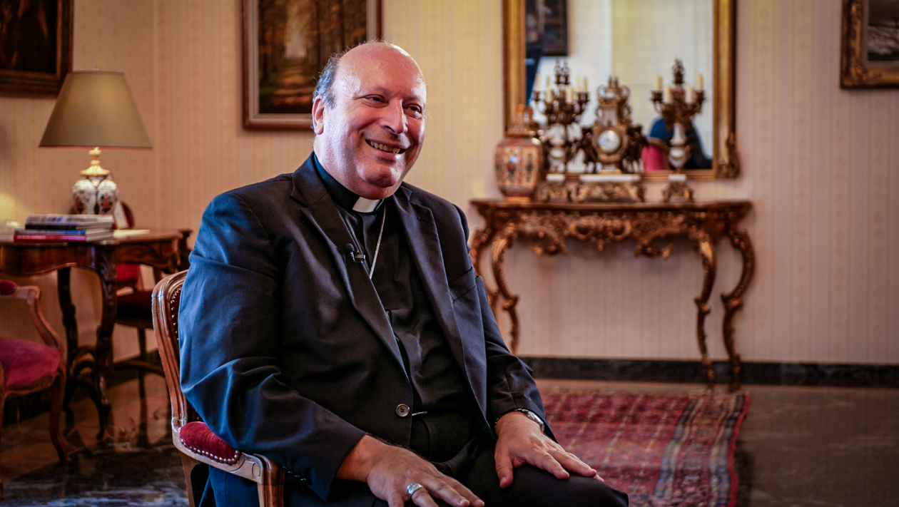 Mgr Franco Coppola, assis, lors d'un entretien