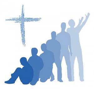 Logo de l'aumônerie catholique des prisons : une croix bleue et des silhouettes qui se relèvent, de la personne assise et recroquevillée à celle qui se tient debout, les bras levés