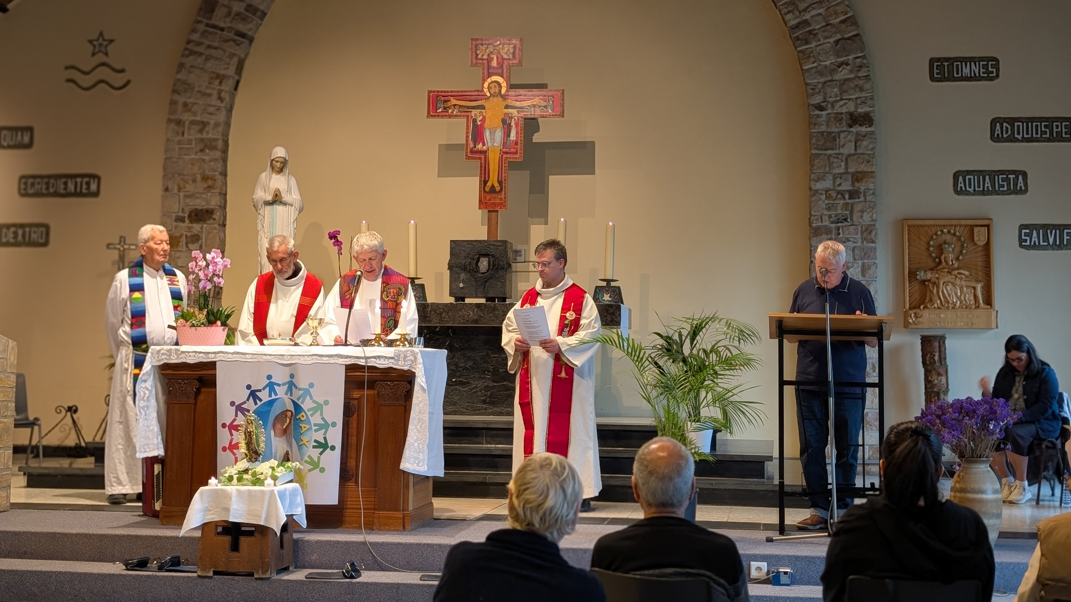 Padre Zeca entouré des célébrants Jean-Marie Boxus, Thomas Sabbadini et Jacques Jongmans